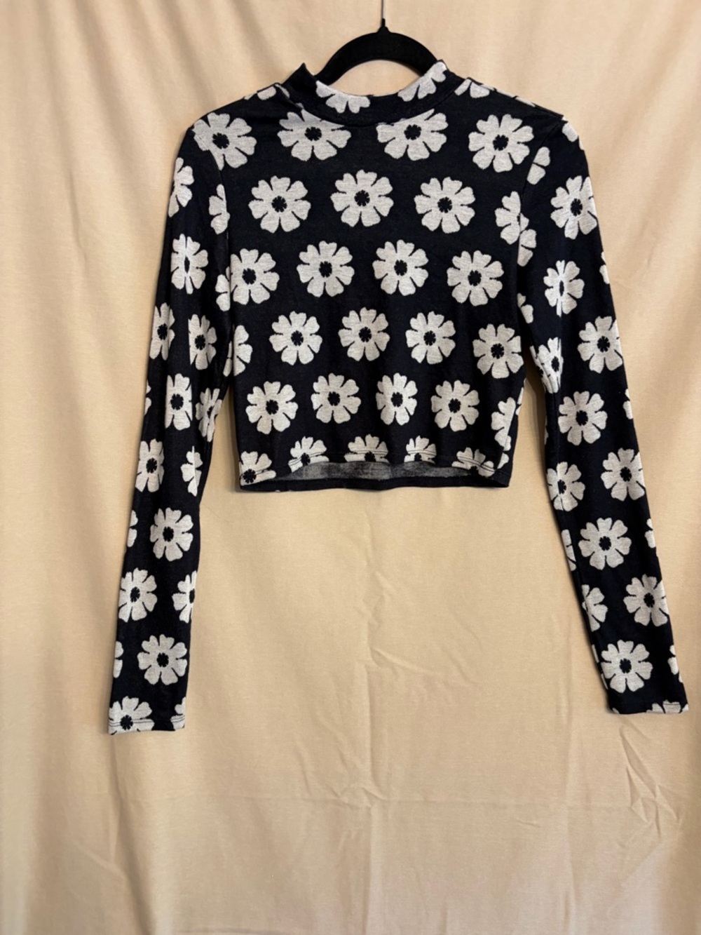 Billabong Black Daisy Days Long-Sleeve Mock Neck Knit Crop Top White Daisy Print